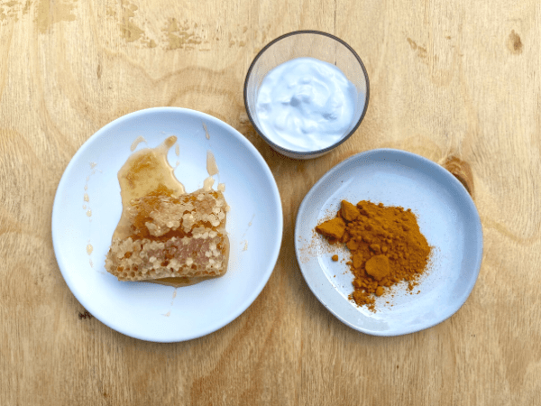 How Honey & Turmeric Benefit the Skin